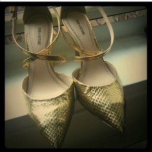 Pour Le victoire gold snakeskin heels